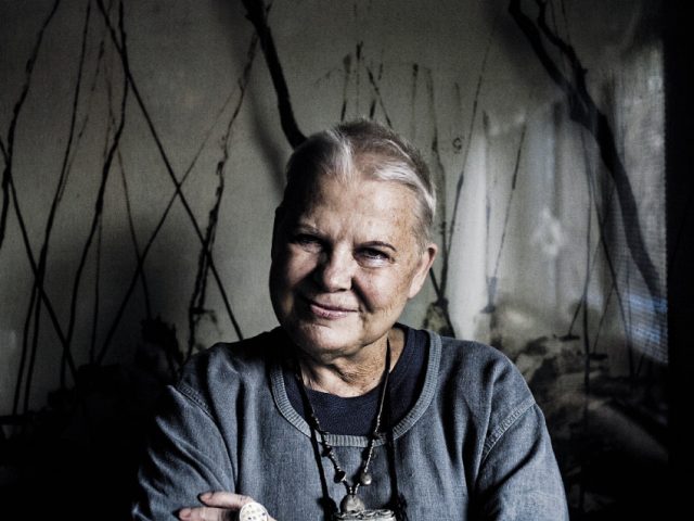 Elżbieta Dzikowska: Z uśmiechem przez świat i Polskę
