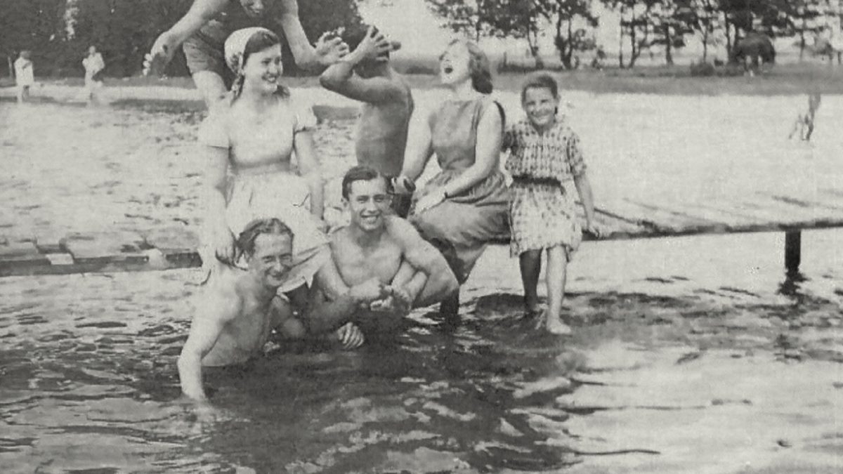 Włodawianie wypoczywający na północno-wschodnim brzegu Jeziora Białego, 1957